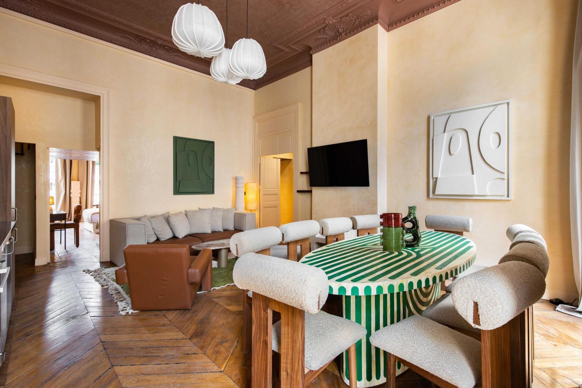 Modern - 5bd-12p - Grands Boulevards Apartment